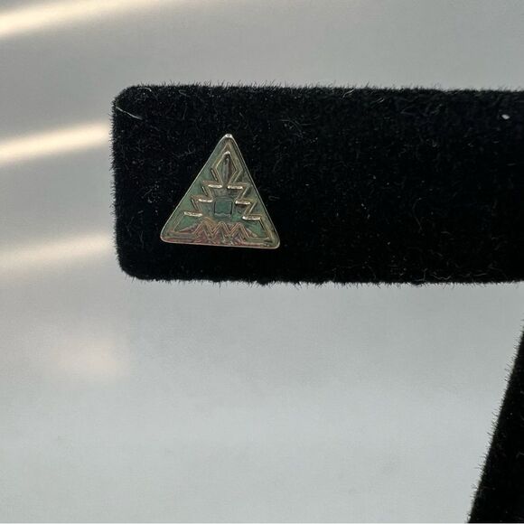 🍭4/$20 Gold tone textured pyramid small post earring - Picture 2 of 4